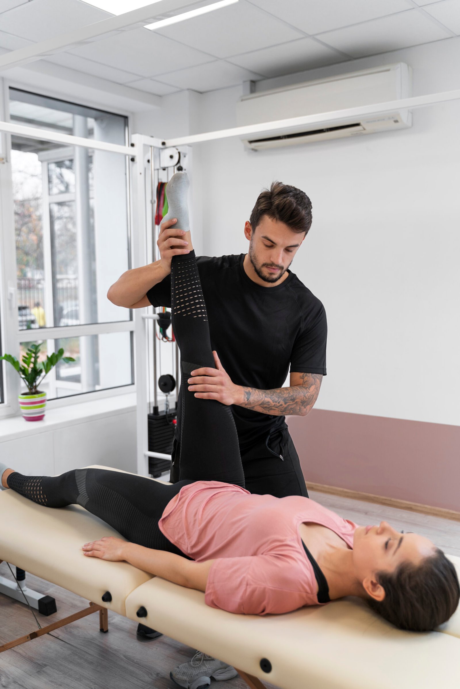 hombre de tiro completo ayudando al paciente recuperarse