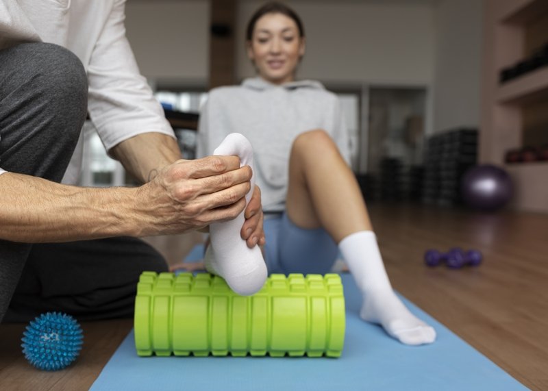 paciente-haciendo-rehabilitacion-fisica-ayudado-por-terapeutas